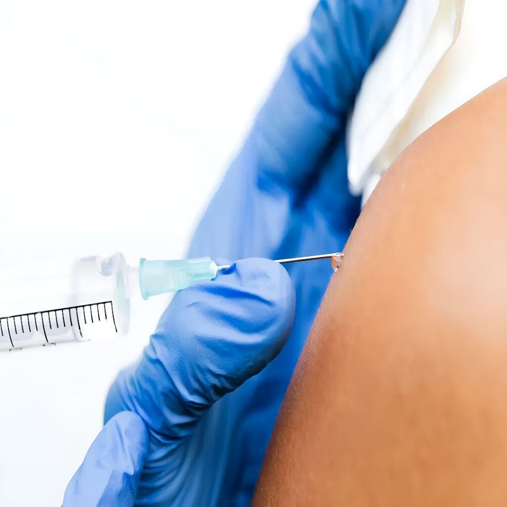 어깨 통증 관리에 효과적인 프롤로 주사와 PDRN 주사의 차이점을 설명하는 의료 이미지